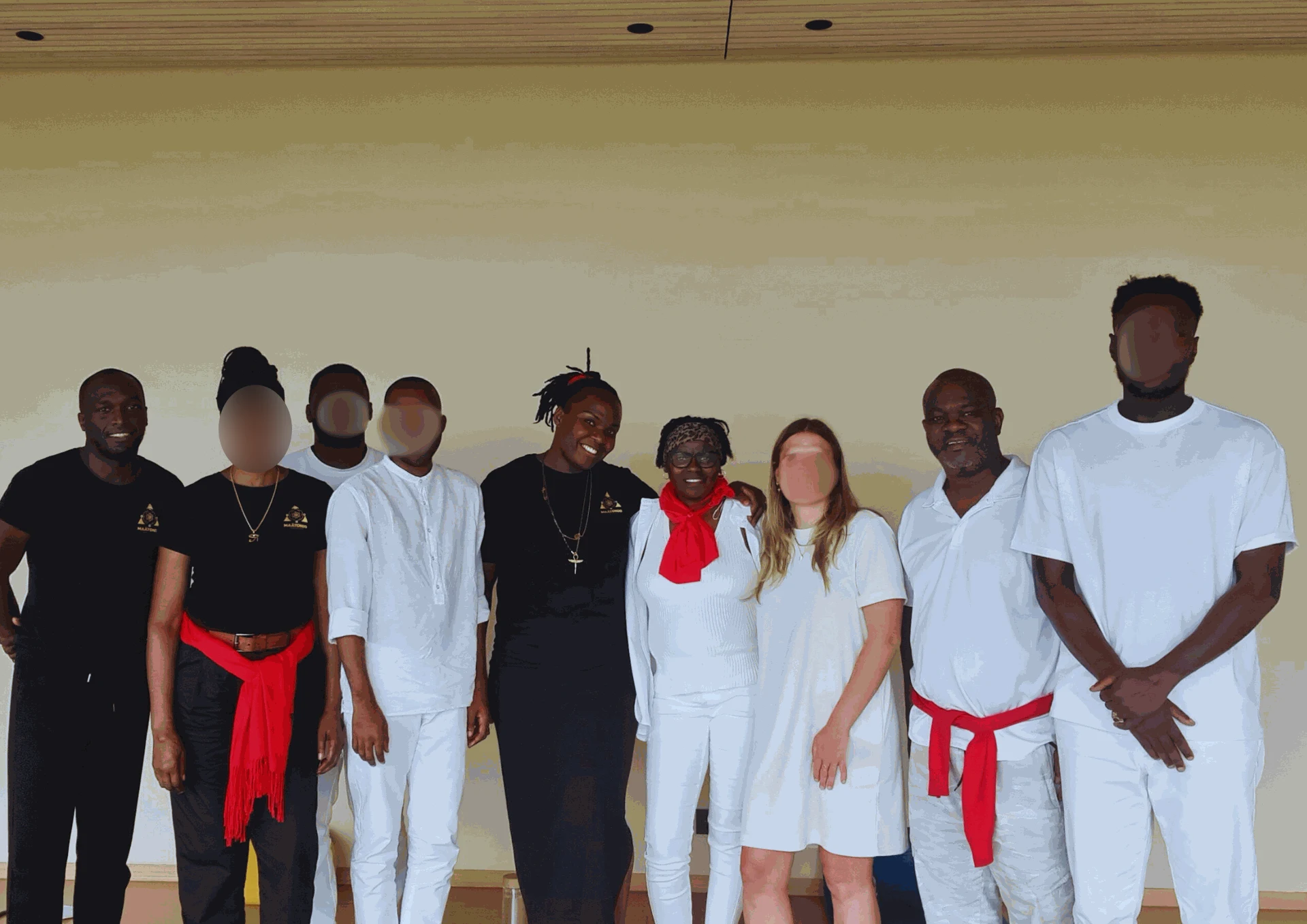 Maître Nkenge et des membres du Centre Maâtondo