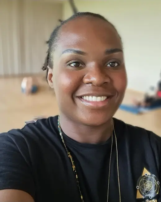Nga Nkenge, votre accompagnante au Centre Maâtondo, souriante dans la salle de pratique